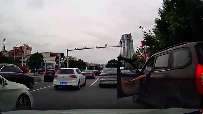 Nevídaná drzost čínského motoristy. Vecpal se do pruhu pomocí otevřených dveří